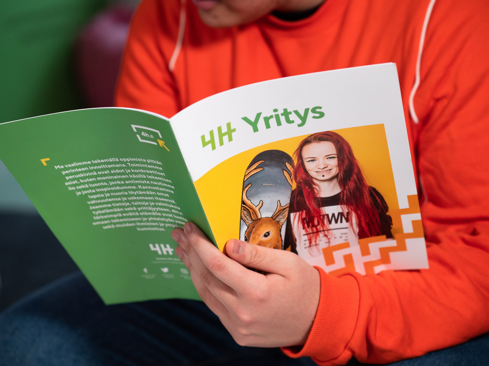 4H-yrittäjän työkirja kädessä