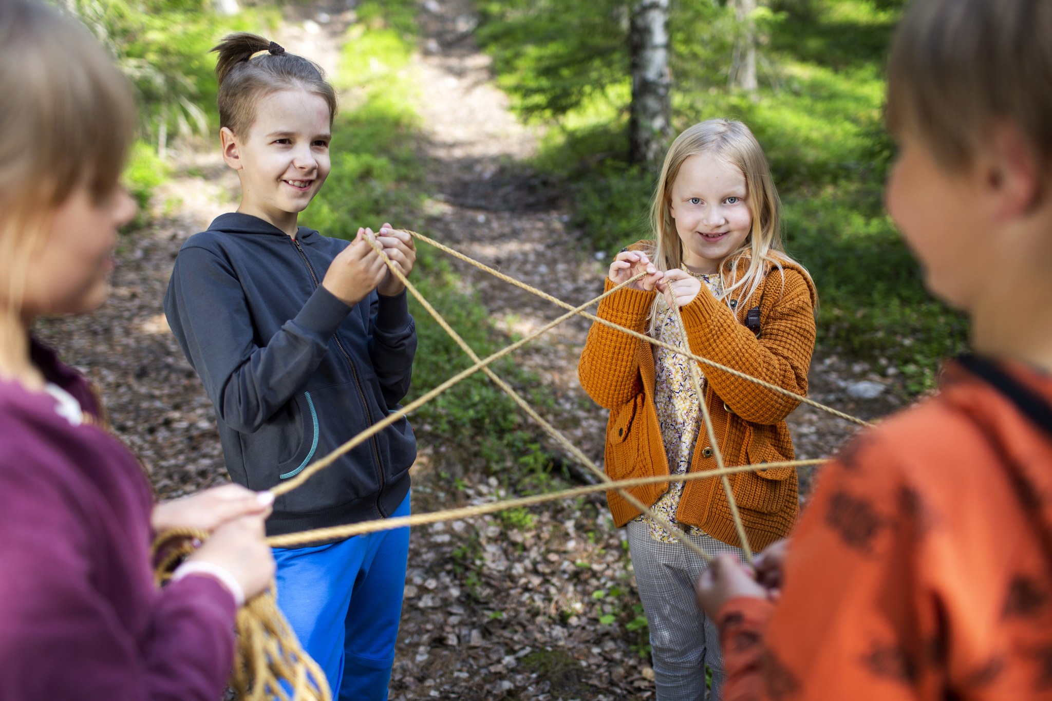 Kerholaisia leikkimässä ulkona.