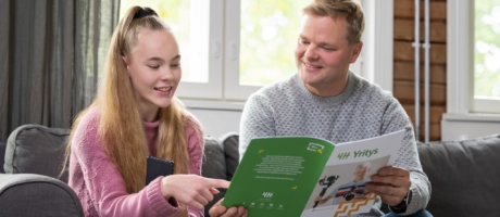 Nuori ja yritysohjaaja lukevat yhdessä 4H-yrittäjän työkirjaa.