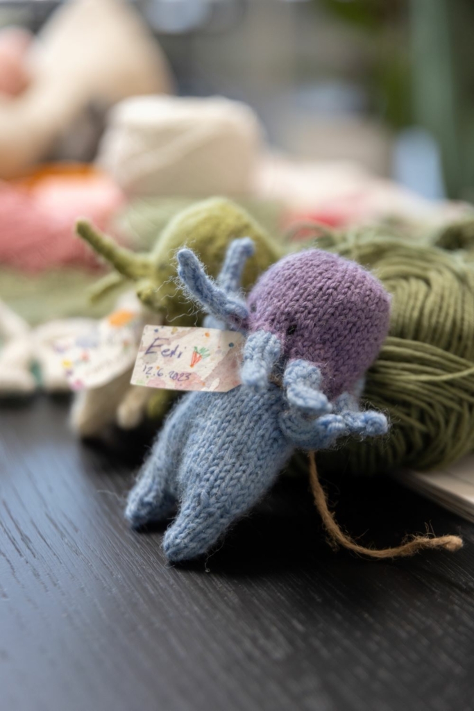 Pöydällä on kudottuja maskotteja.