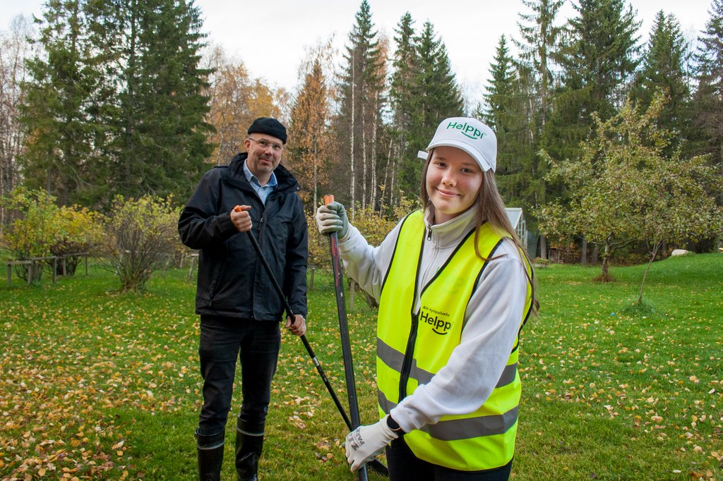 Helppinuori haravoimassa asiakkaan kanssa